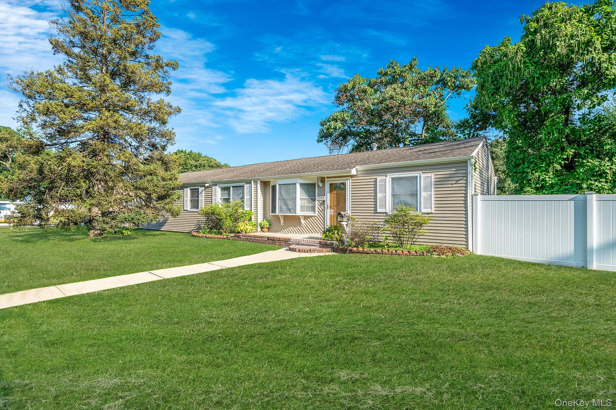 730 Spur Drive N, Bay Shore, NY 11706