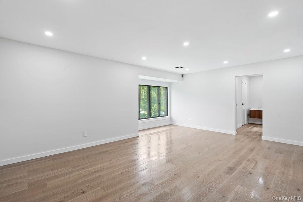 95 Windsor Gate Drive, New Hyde Park, NY 11040