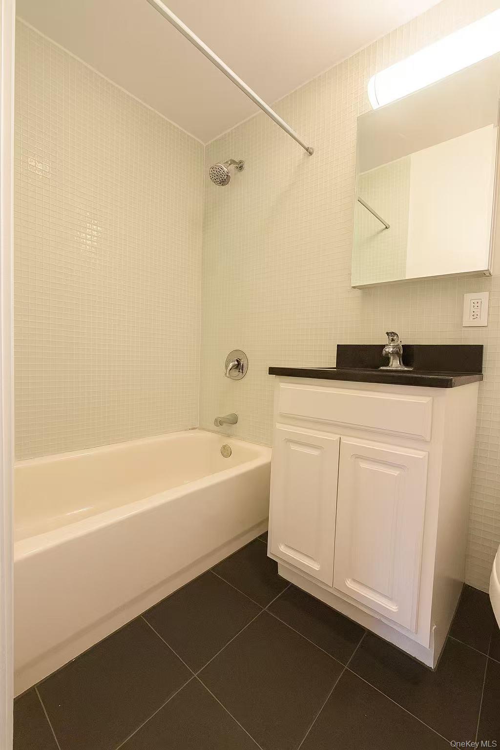 6070 Woodhaven Boulevard # 4E, Elmhurst, NY 11373