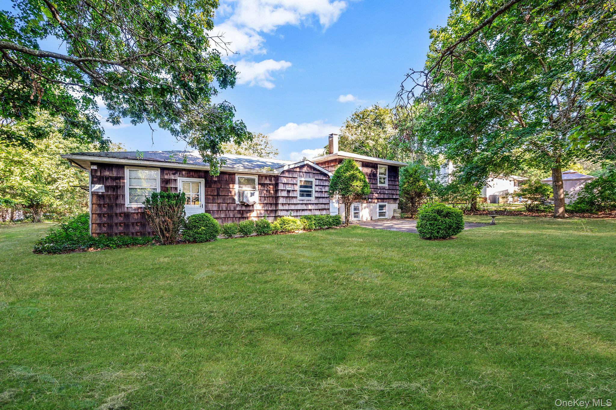 11 Easterly Road, Hampton Bays, NY 11946