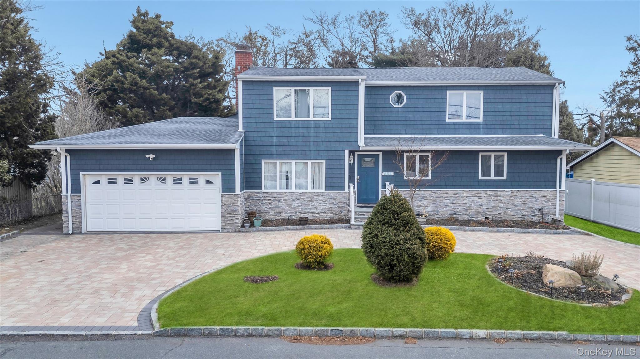 534 S Greene Avenue, Lindenhurst, NY 11757