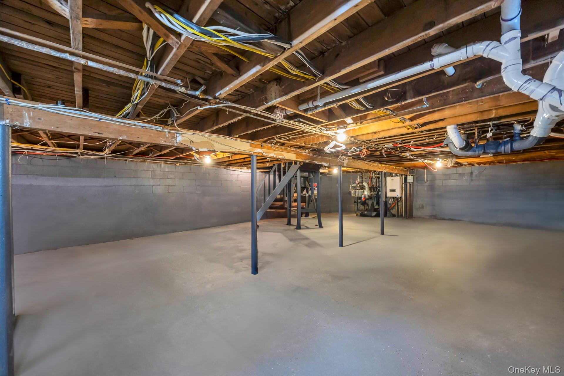 534 S Greene Avenue, Lindenhurst, NY 11757