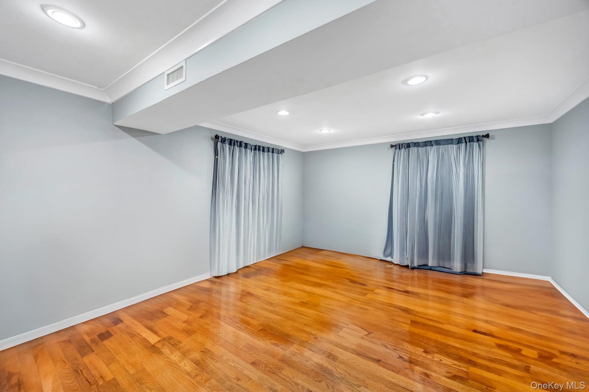 534 S Greene Avenue, Lindenhurst, NY 11757