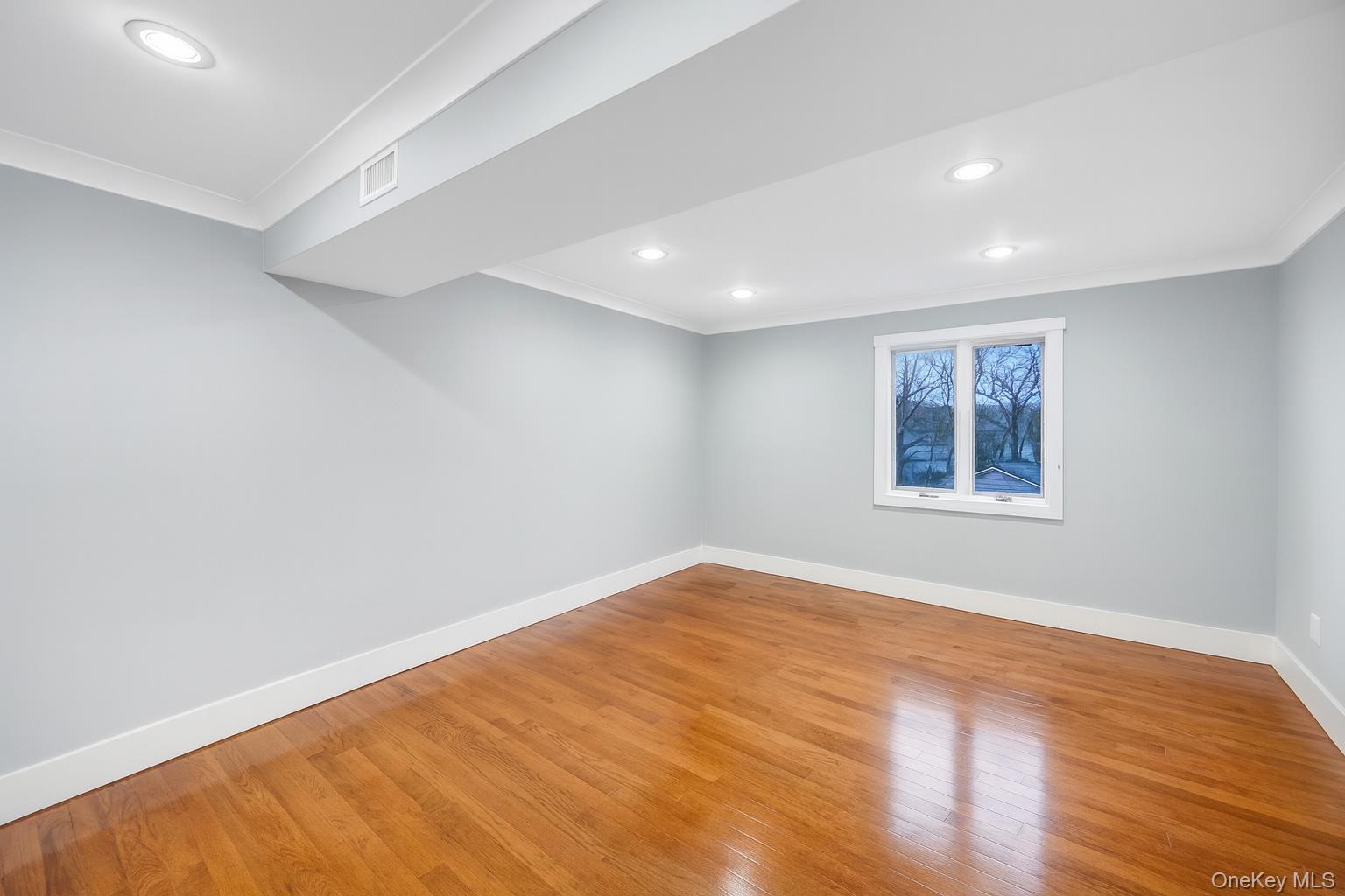 534 S Greene Avenue, Lindenhurst, NY 11757