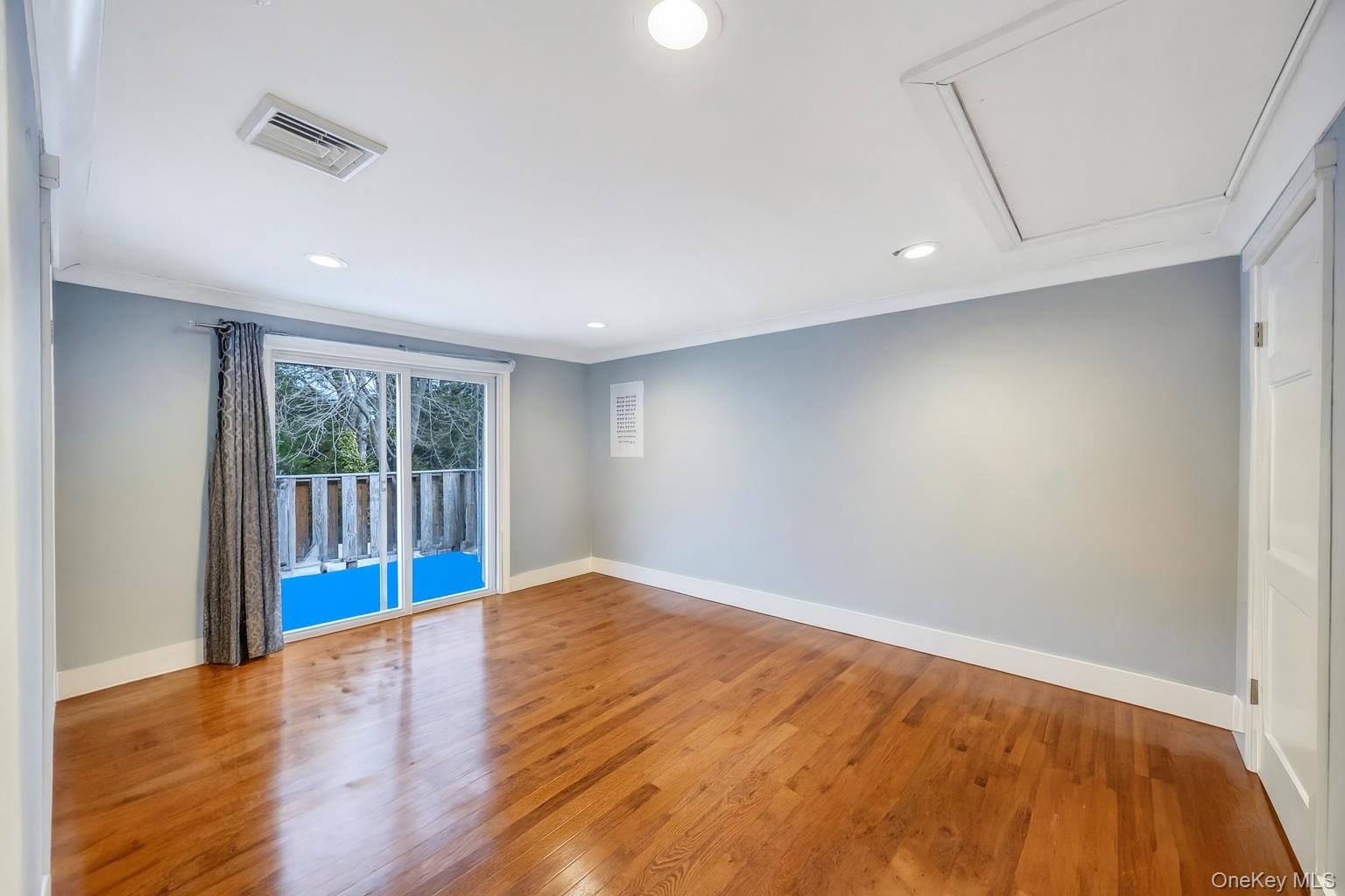 534 S Greene Avenue, Lindenhurst, NY 11757