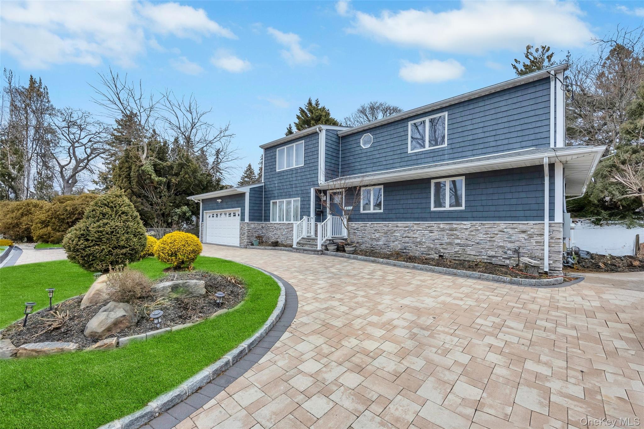 534 S Greene Avenue, Lindenhurst, NY 11757