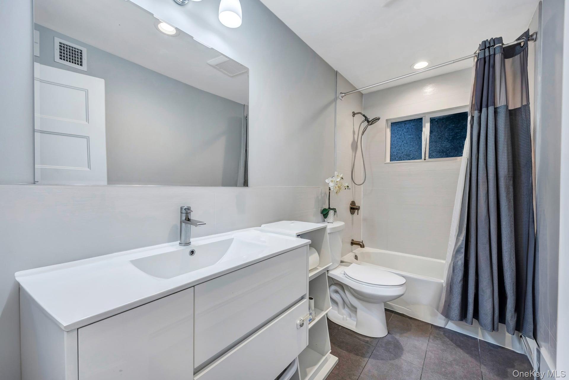 534 S Greene Avenue, Lindenhurst, NY 11757