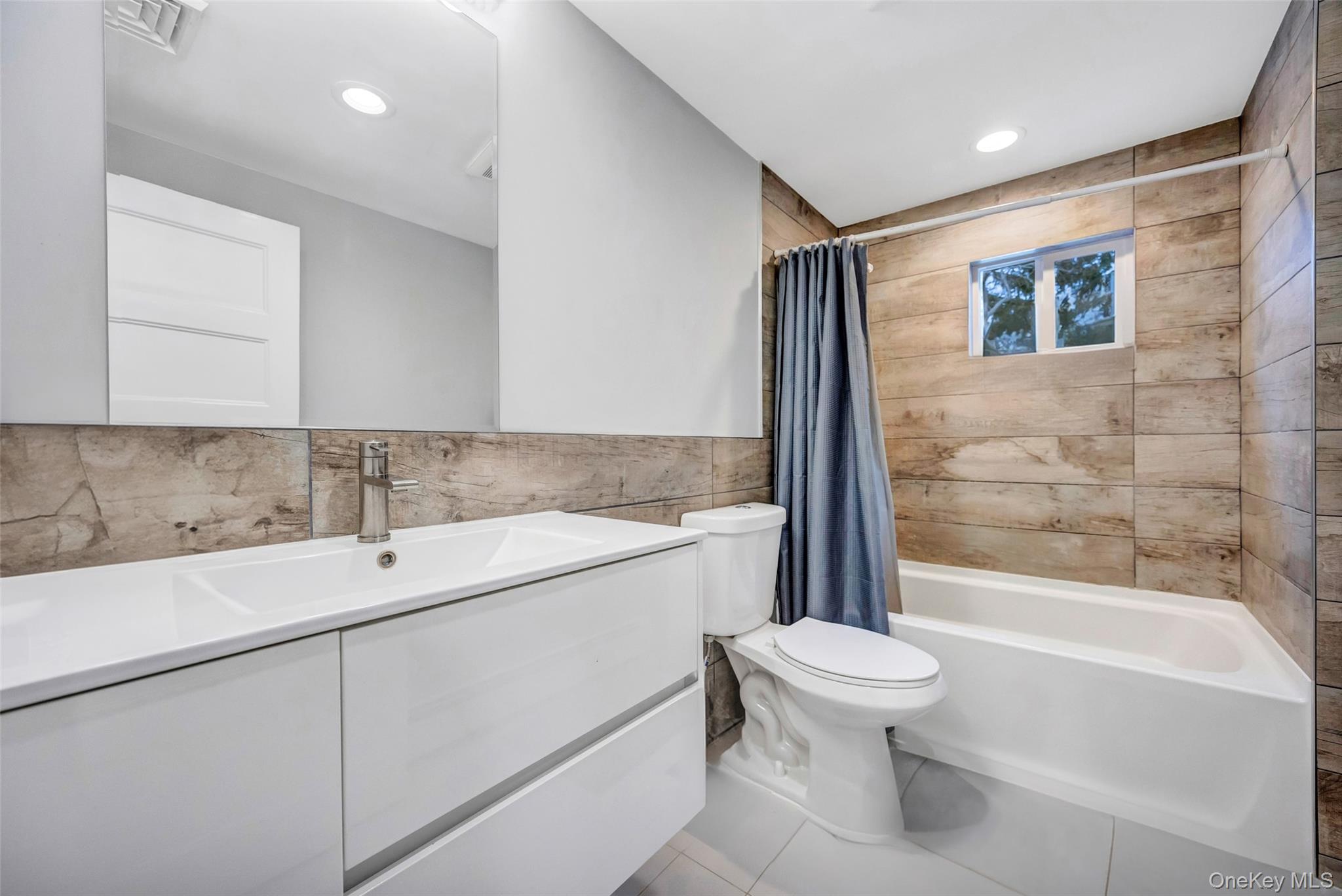 534 S Greene Avenue, Lindenhurst, NY 11757