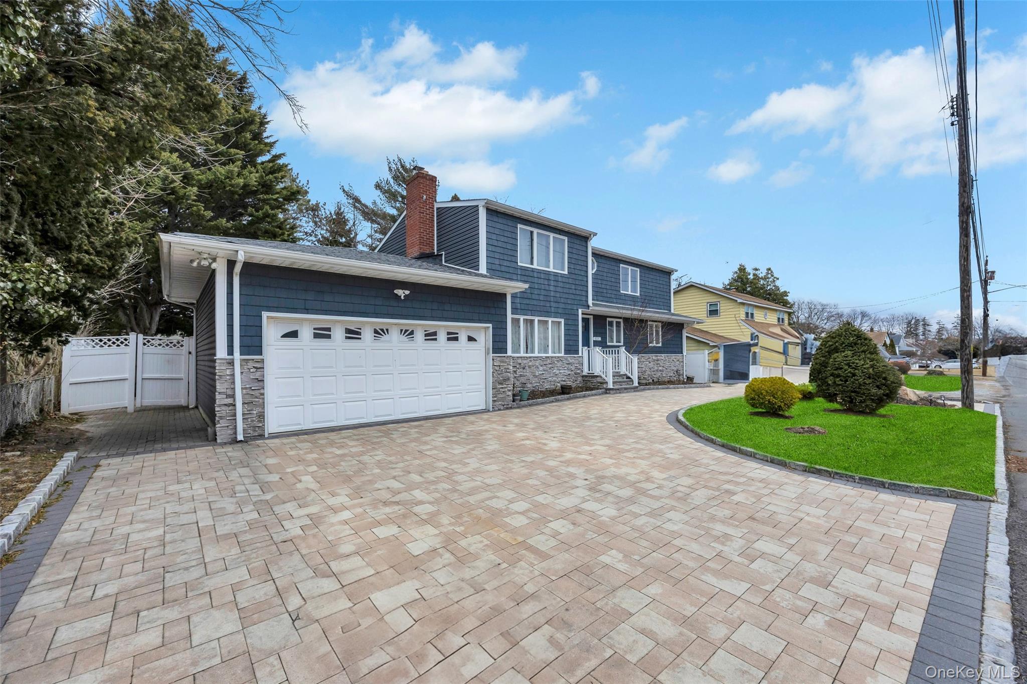 534 S Greene Avenue, Lindenhurst, NY 11757