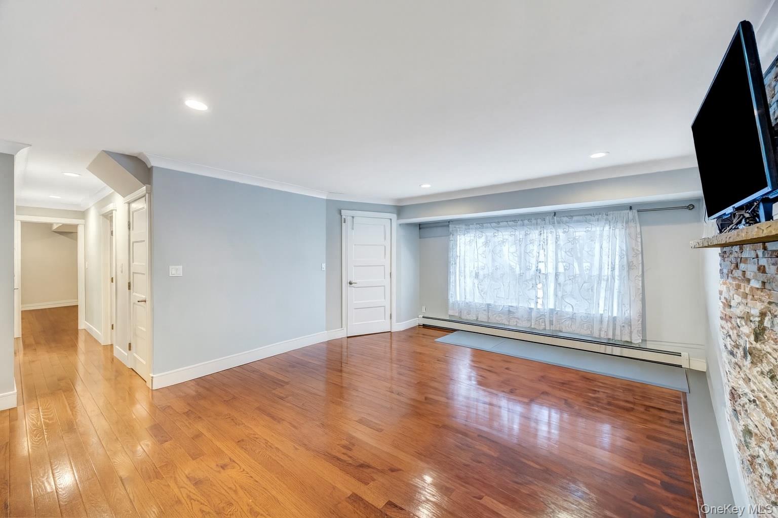 534 S Greene Avenue, Lindenhurst, NY 11757