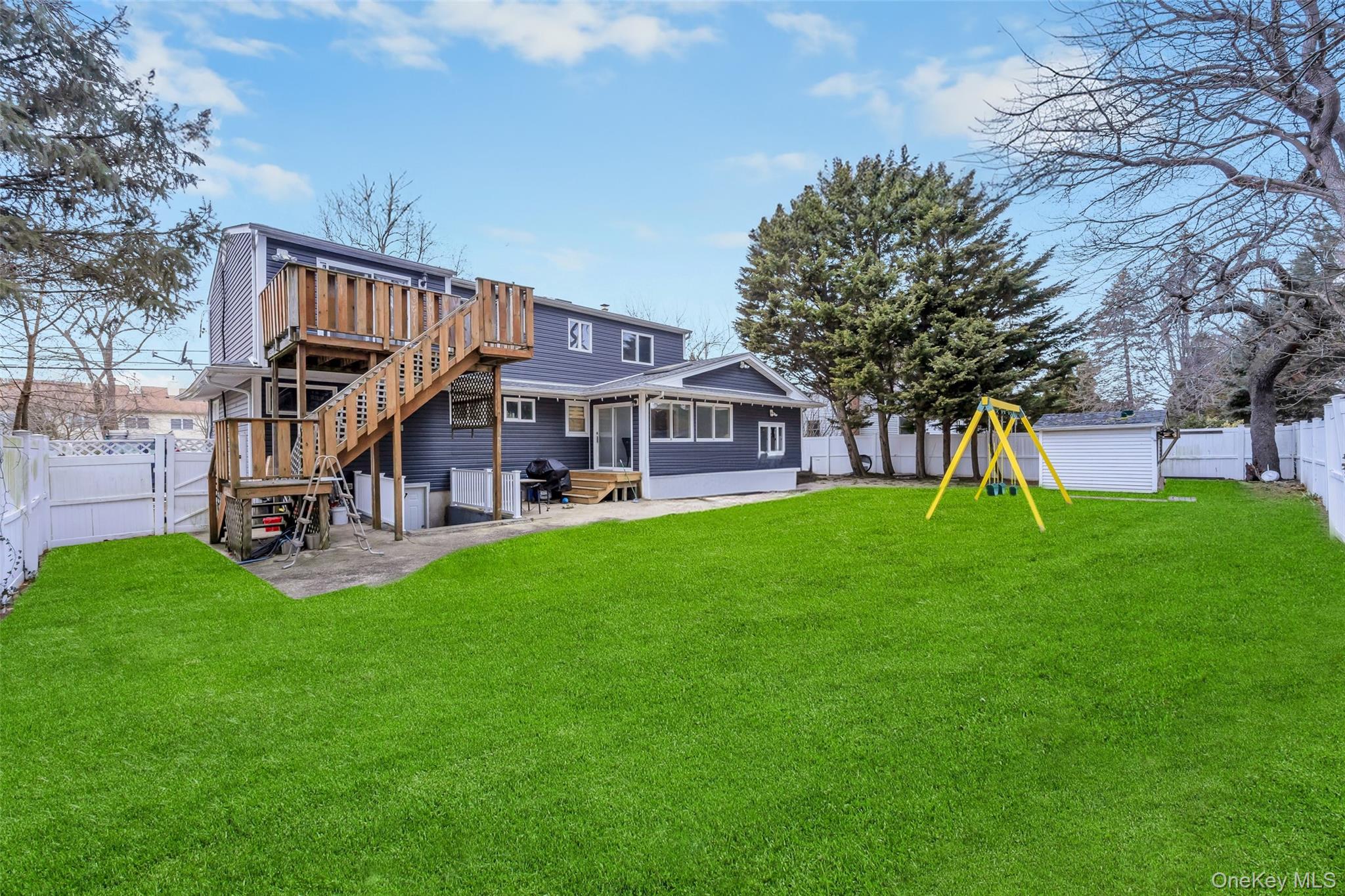 534 S Greene Avenue, Lindenhurst, NY 11757