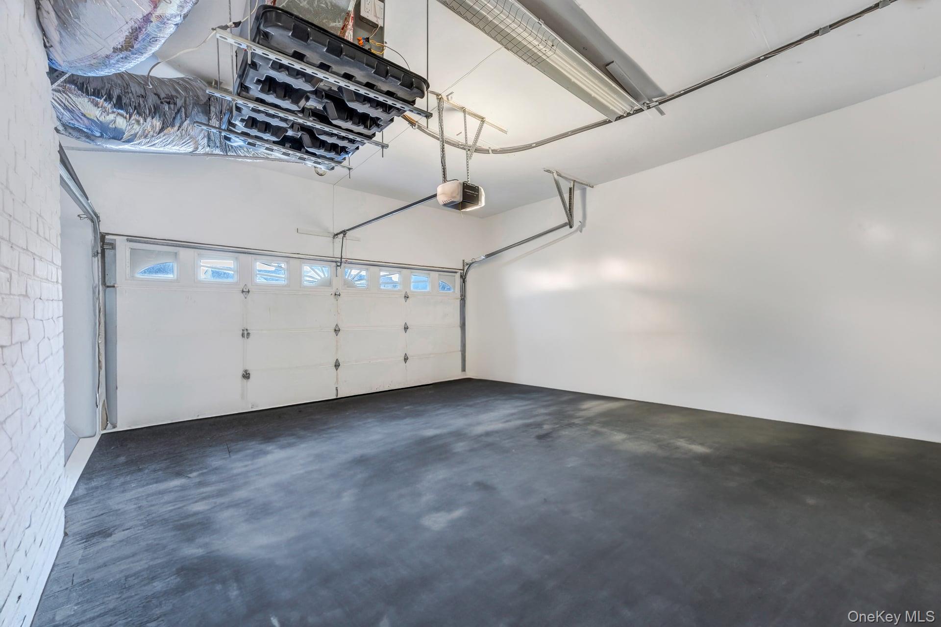 534 S Greene Avenue, Lindenhurst, NY 11757