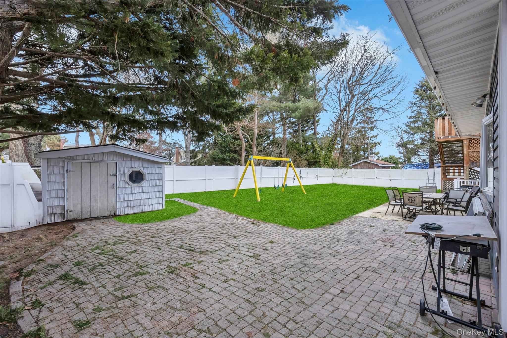 534 S Greene Avenue, Lindenhurst, NY 11757