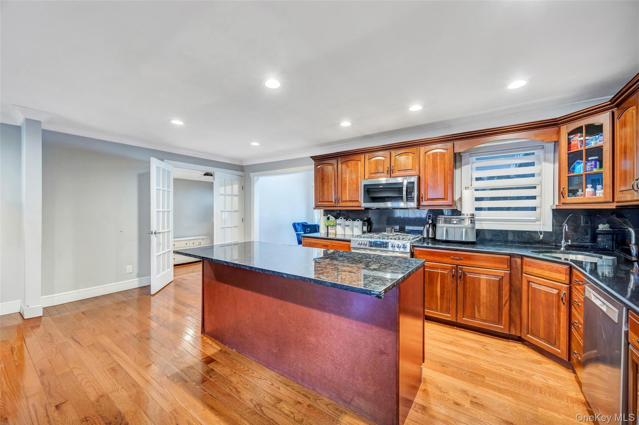 534 S Greene Avenue, Lindenhurst, NY 11757