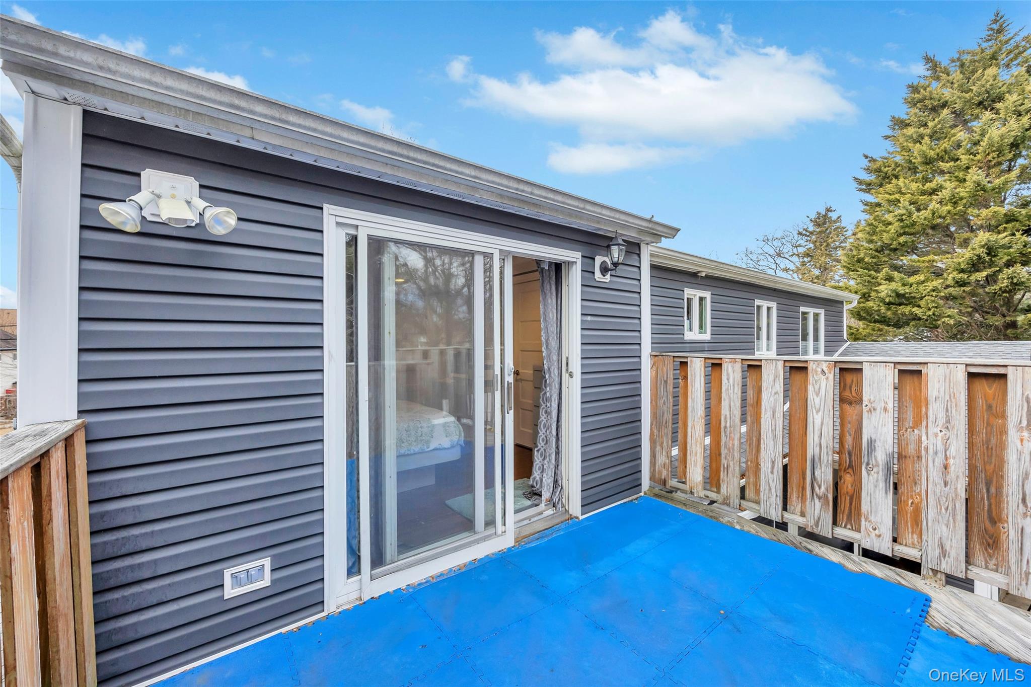 534 S Greene Avenue, Lindenhurst, NY 11757