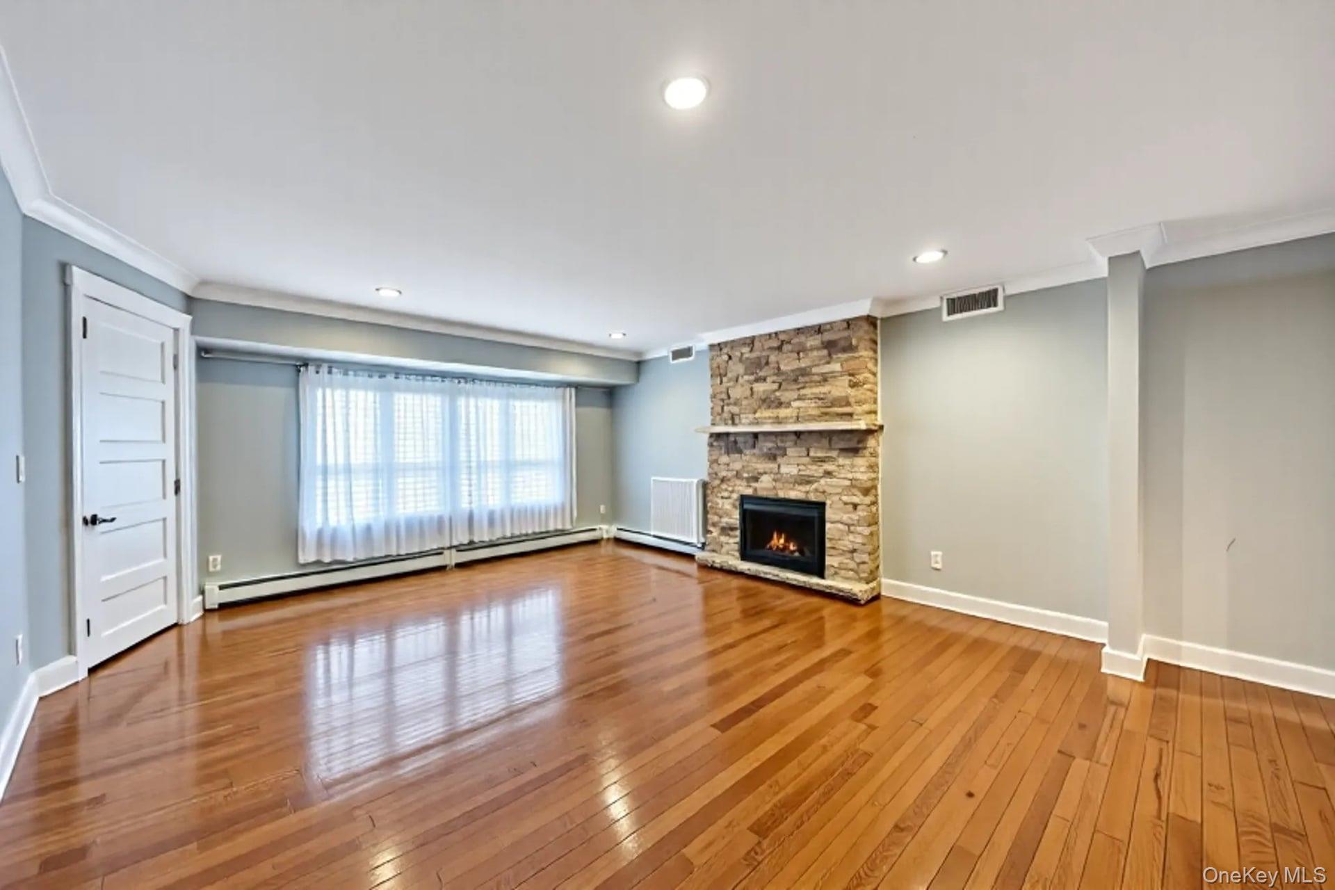 534 S Greene Avenue, Lindenhurst, NY 11757