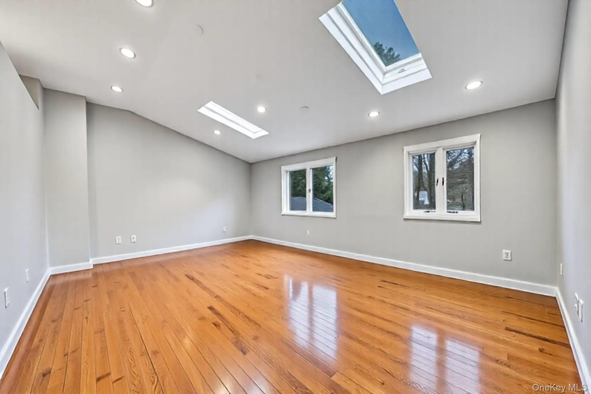 534 S Greene Avenue, Lindenhurst, NY 11757