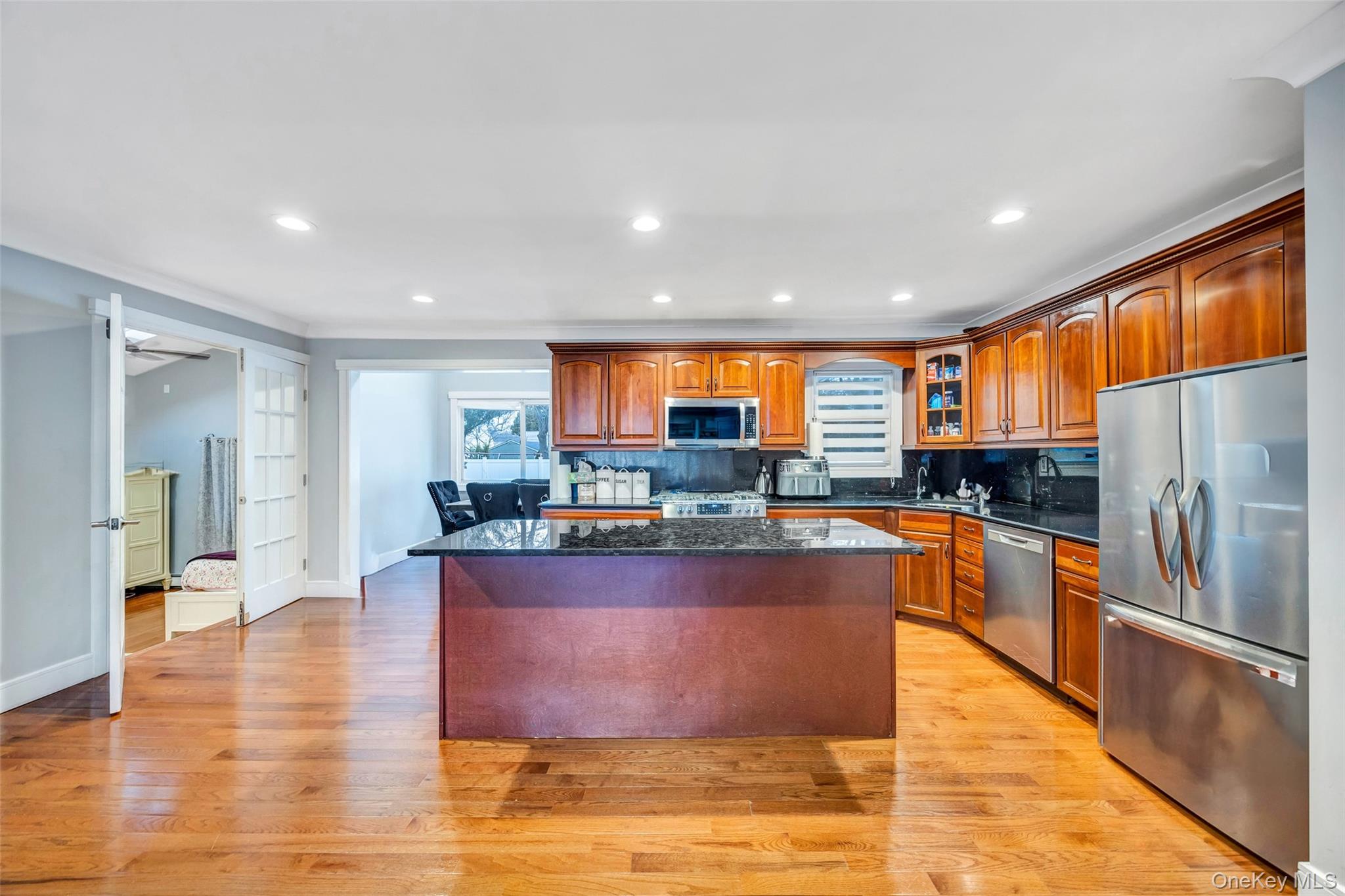 534 S Greene Avenue, Lindenhurst, NY 11757