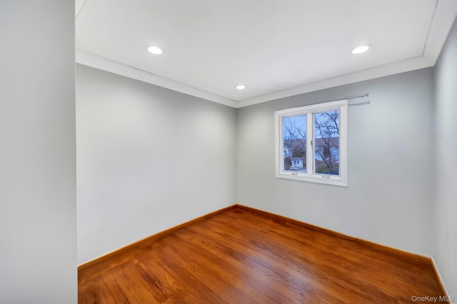 534 S Greene Avenue, Lindenhurst, NY 11757