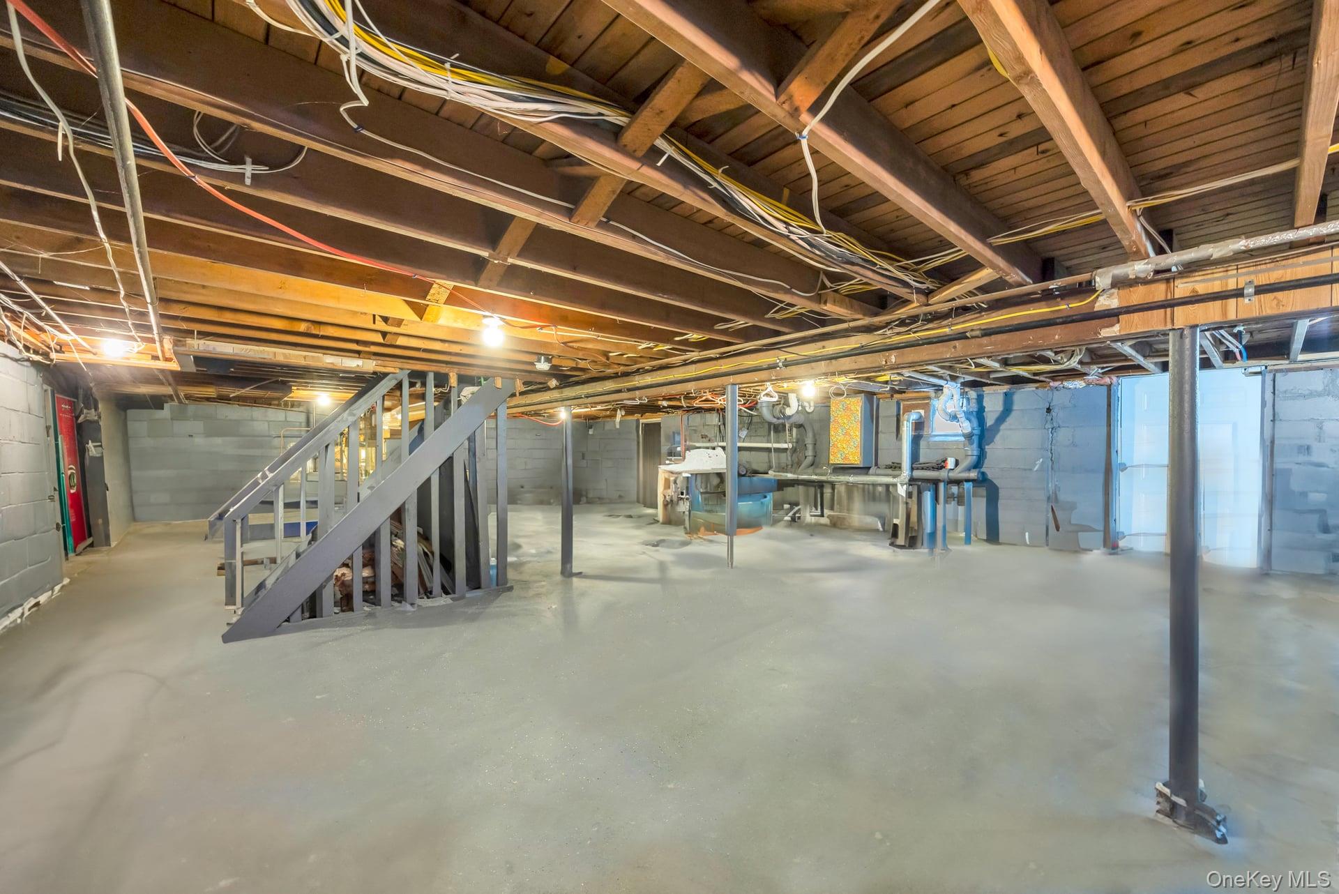 534 S Greene Avenue, Lindenhurst, NY 11757