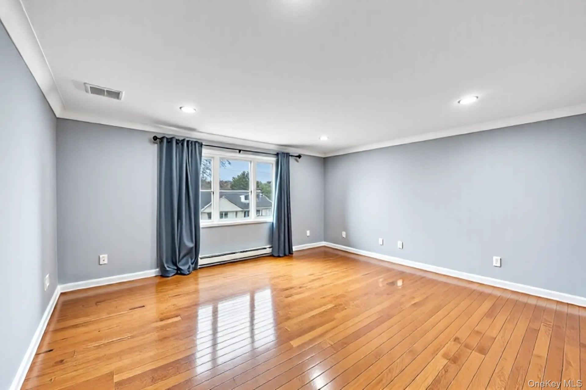 534 S Greene Avenue, Lindenhurst, NY 11757