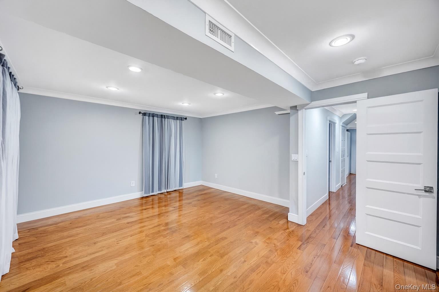 534 S Greene Avenue, Lindenhurst, NY 11757