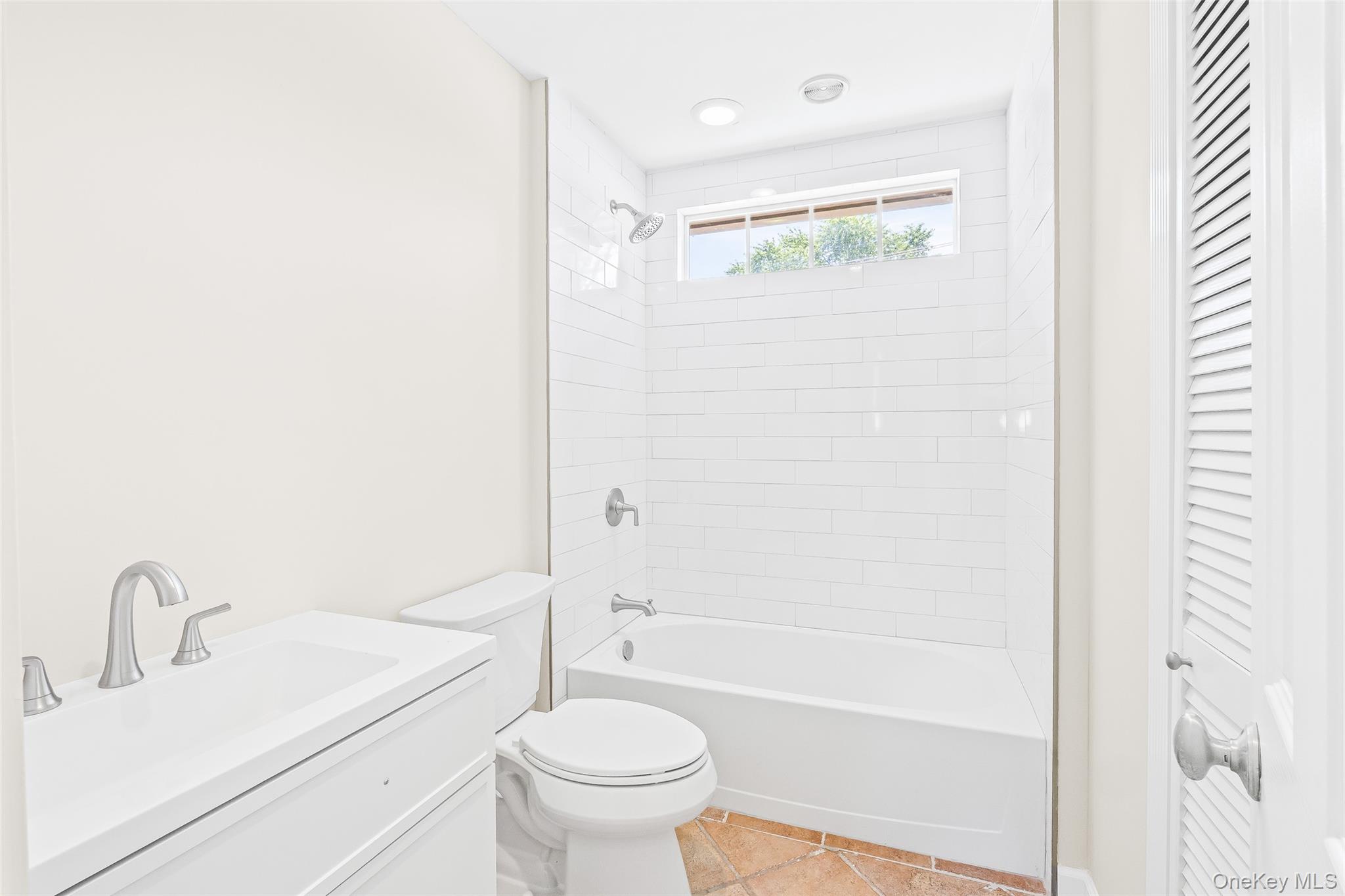 2401 Race Avenue, Medford, NY 11763