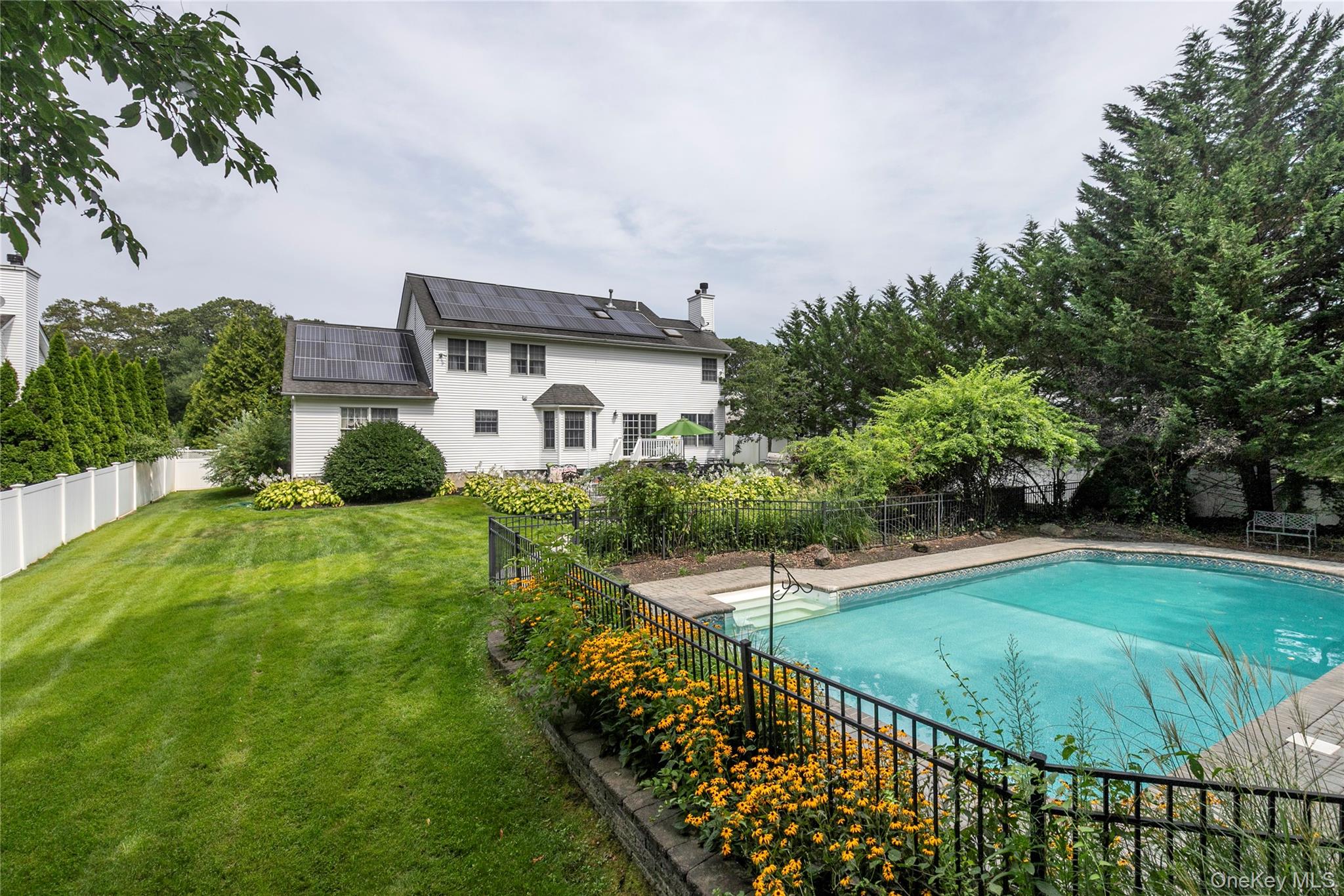 6 Rolling Wood Court, Hauppauge, NY 11788