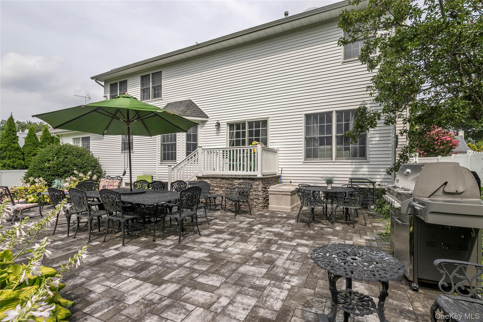 6 Rolling Wood Court, Hauppauge, NY 11788