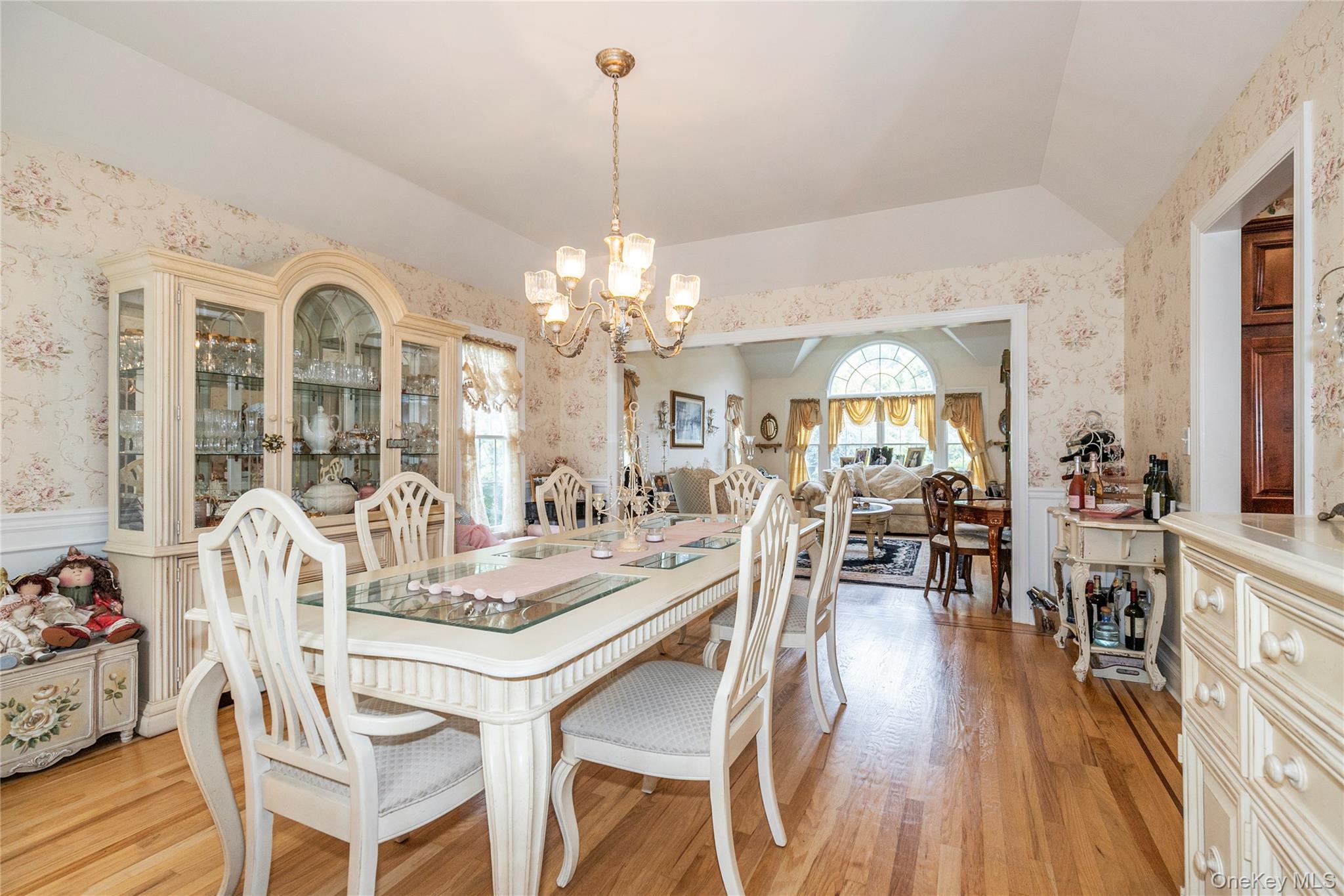 6 Rolling Wood Court, Hauppauge, NY 11788