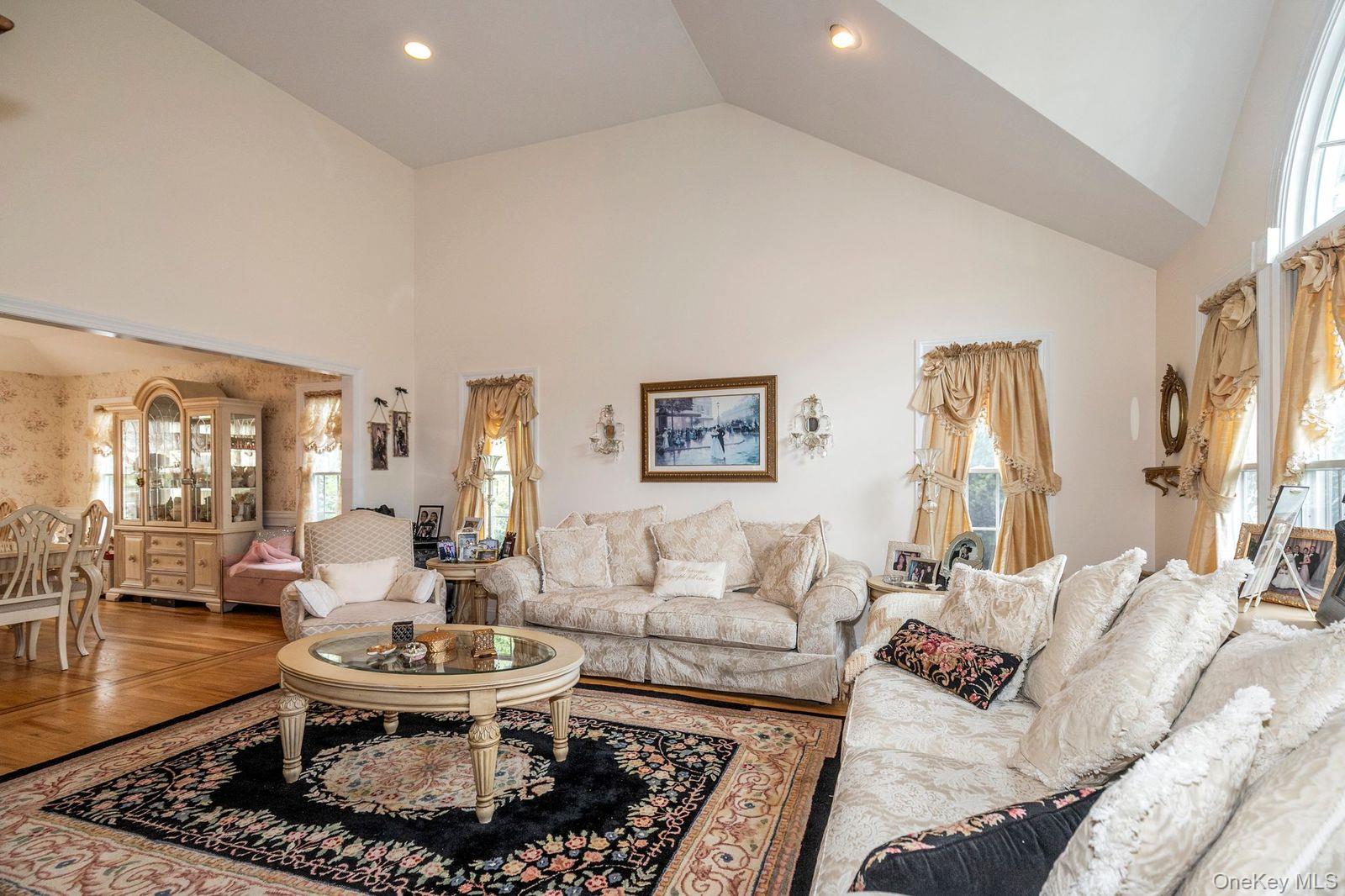 6 Rolling Wood Court, Hauppauge, NY 11788