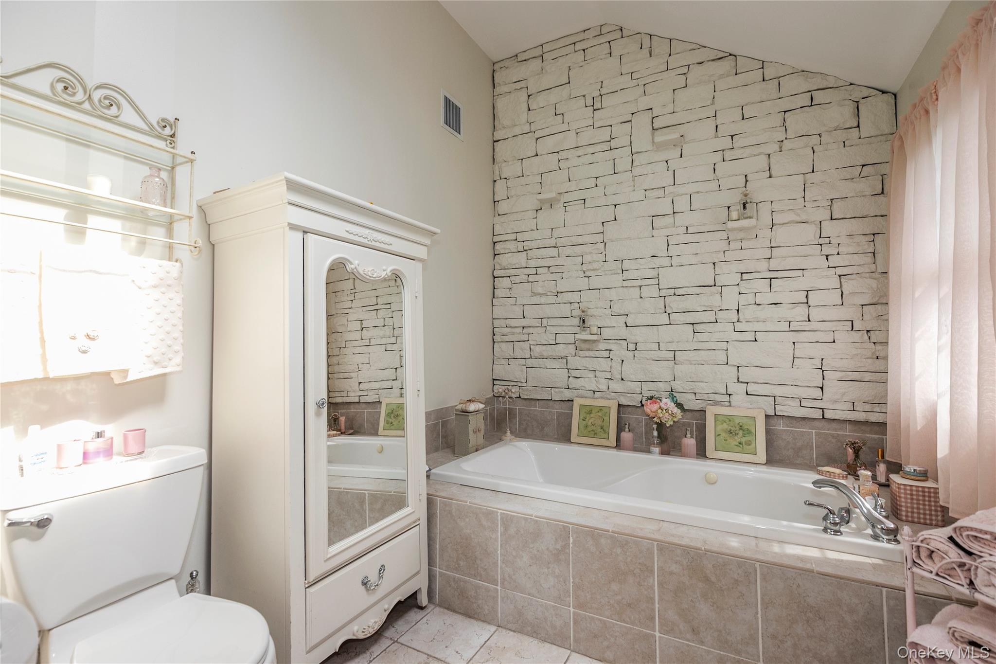 6 Rolling Wood Court, Hauppauge, NY 11788