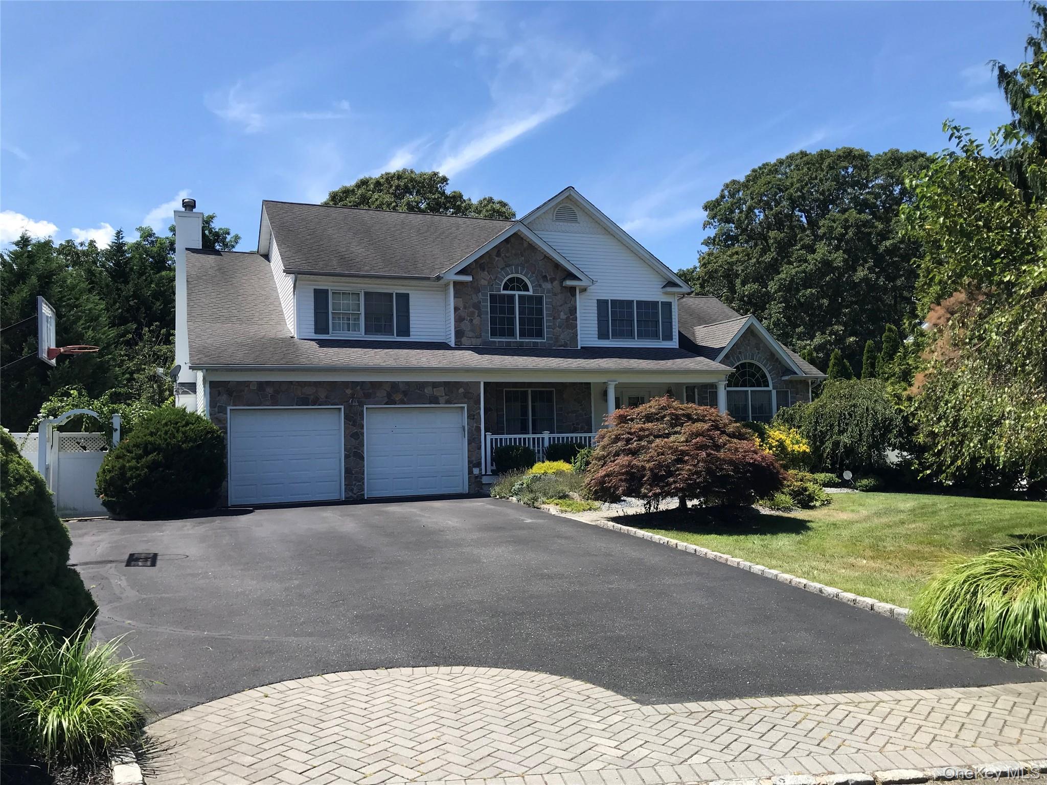 6 Rolling Wood Court, Hauppauge, NY 11788