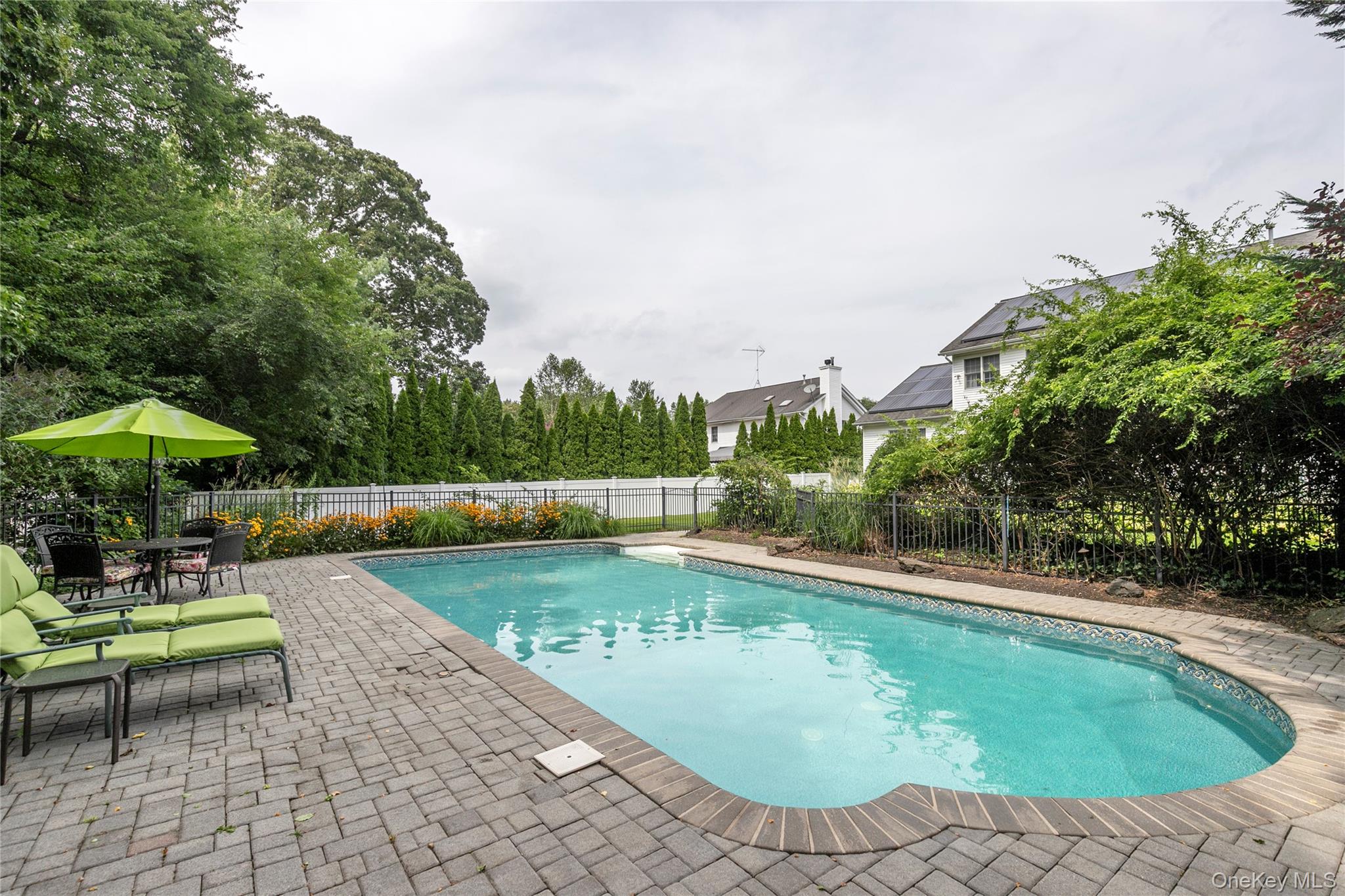 6 Rolling Wood Court, Hauppauge, NY 11788