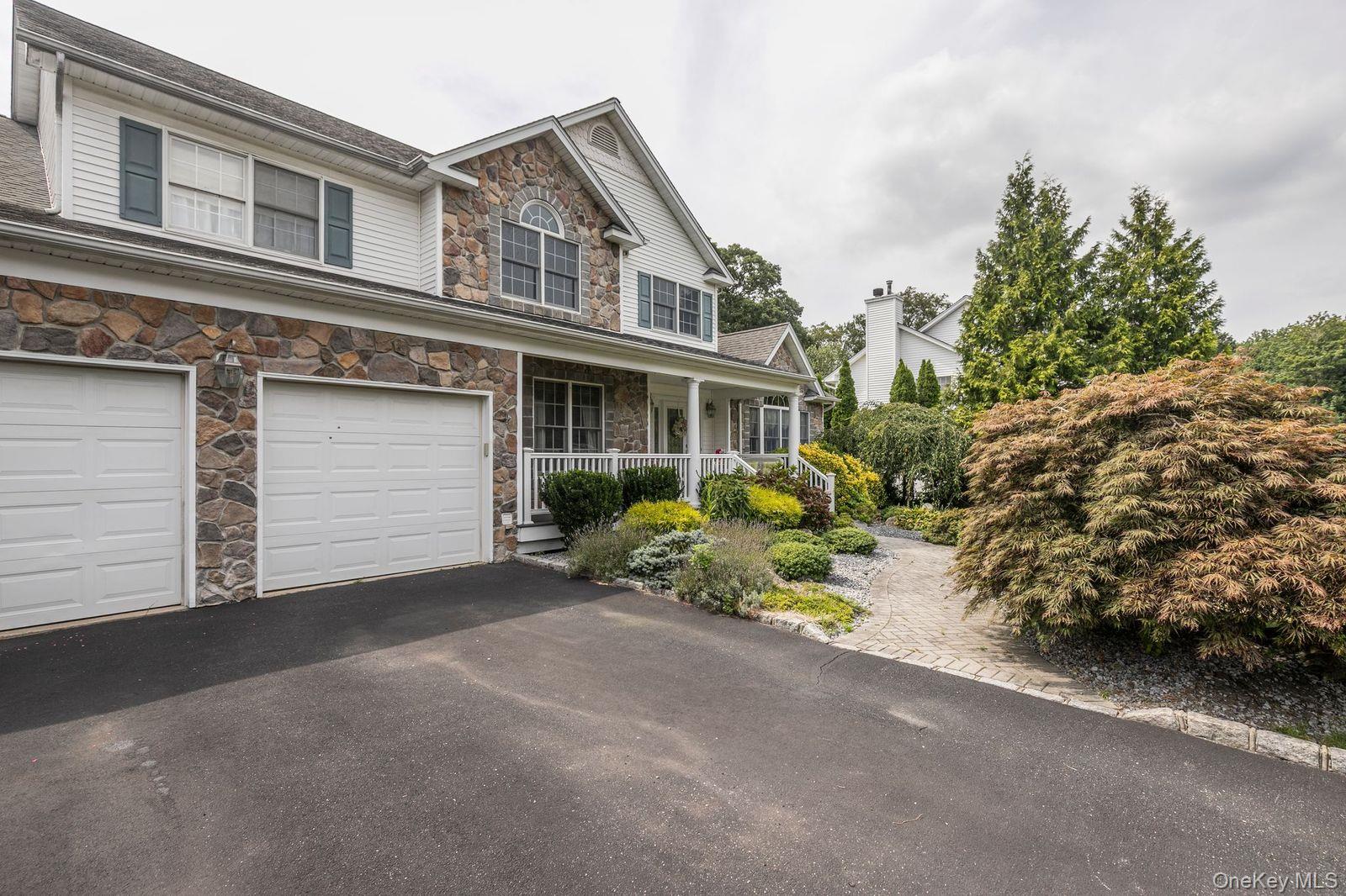 6 Rolling Wood Court, Hauppauge, NY 11788