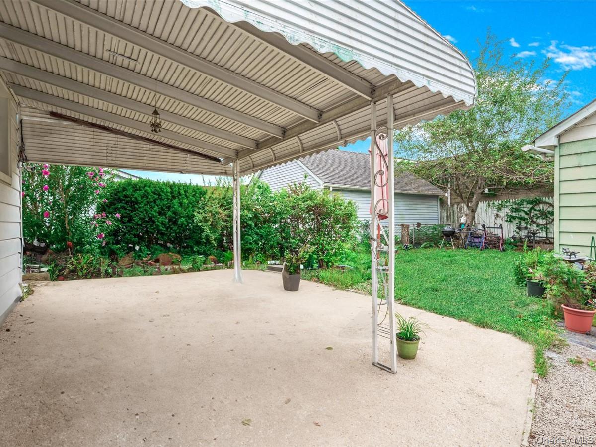 555 N 1 Street, New Hyde Park, NY 11040