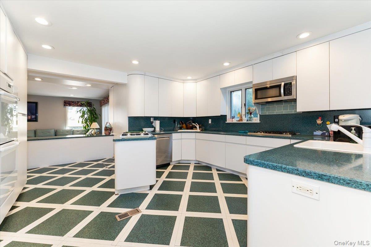 924 Northfield Road, Woodmere, NY 11598