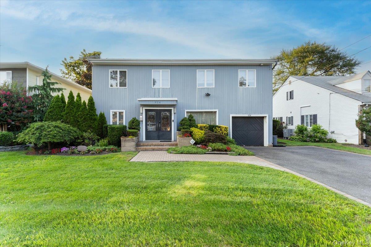 924 Northfield Road, Woodmere, NY 11598