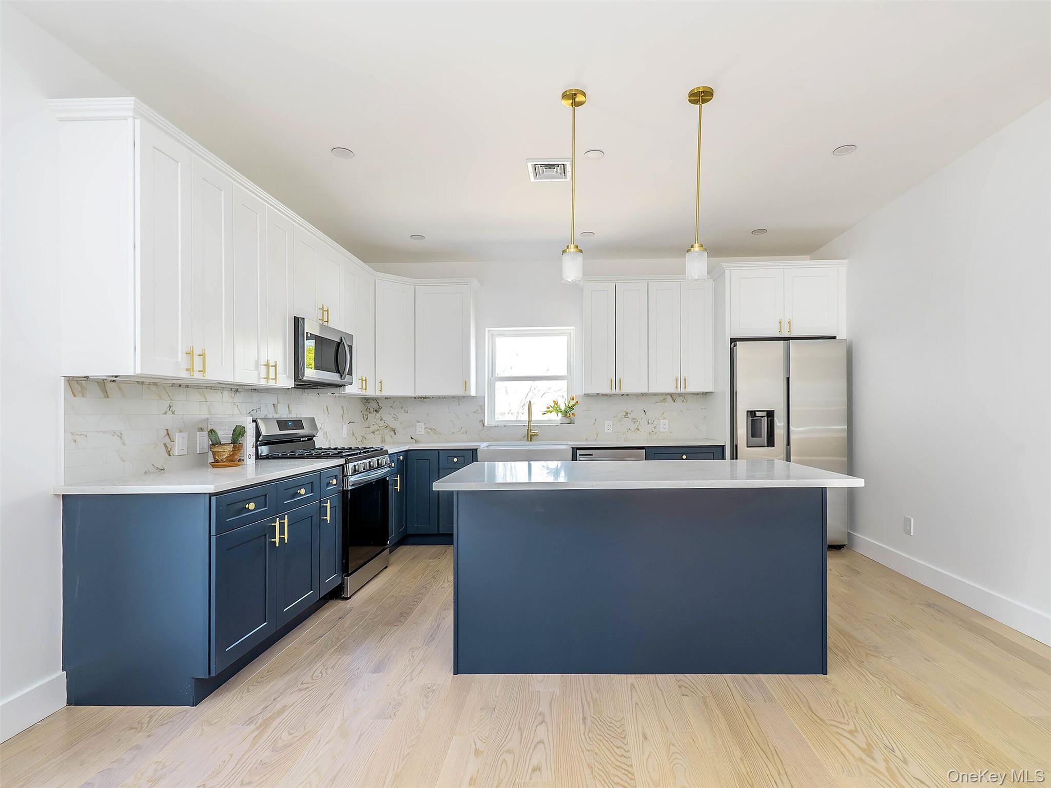 6 Lee Gray Court # 2, Glen Cove, NY 11542