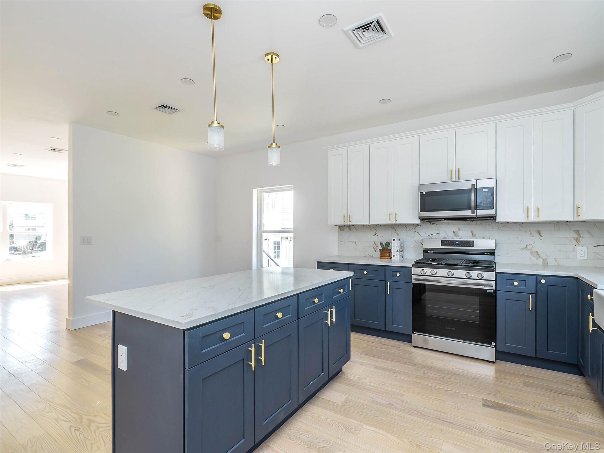 6 Lee Gray Court # 2, Glen Cove, NY 11542