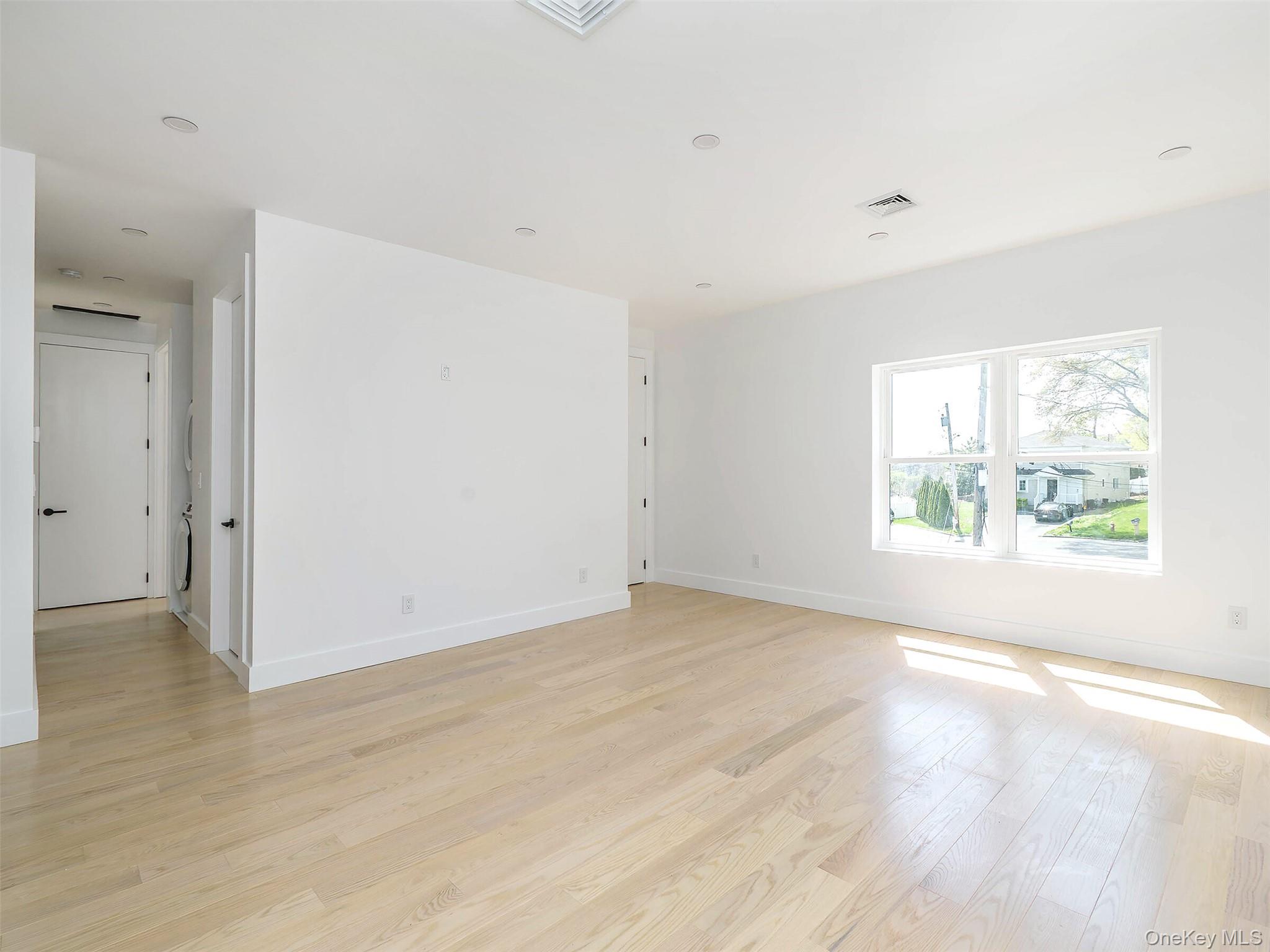 6 Lee Gray Court # 2, Glen Cove, NY 11542