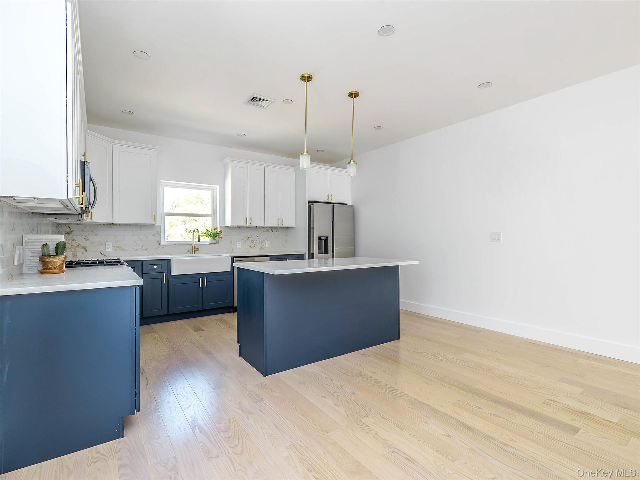 6 Lee Gray Court # 2, Glen Cove, NY 11542