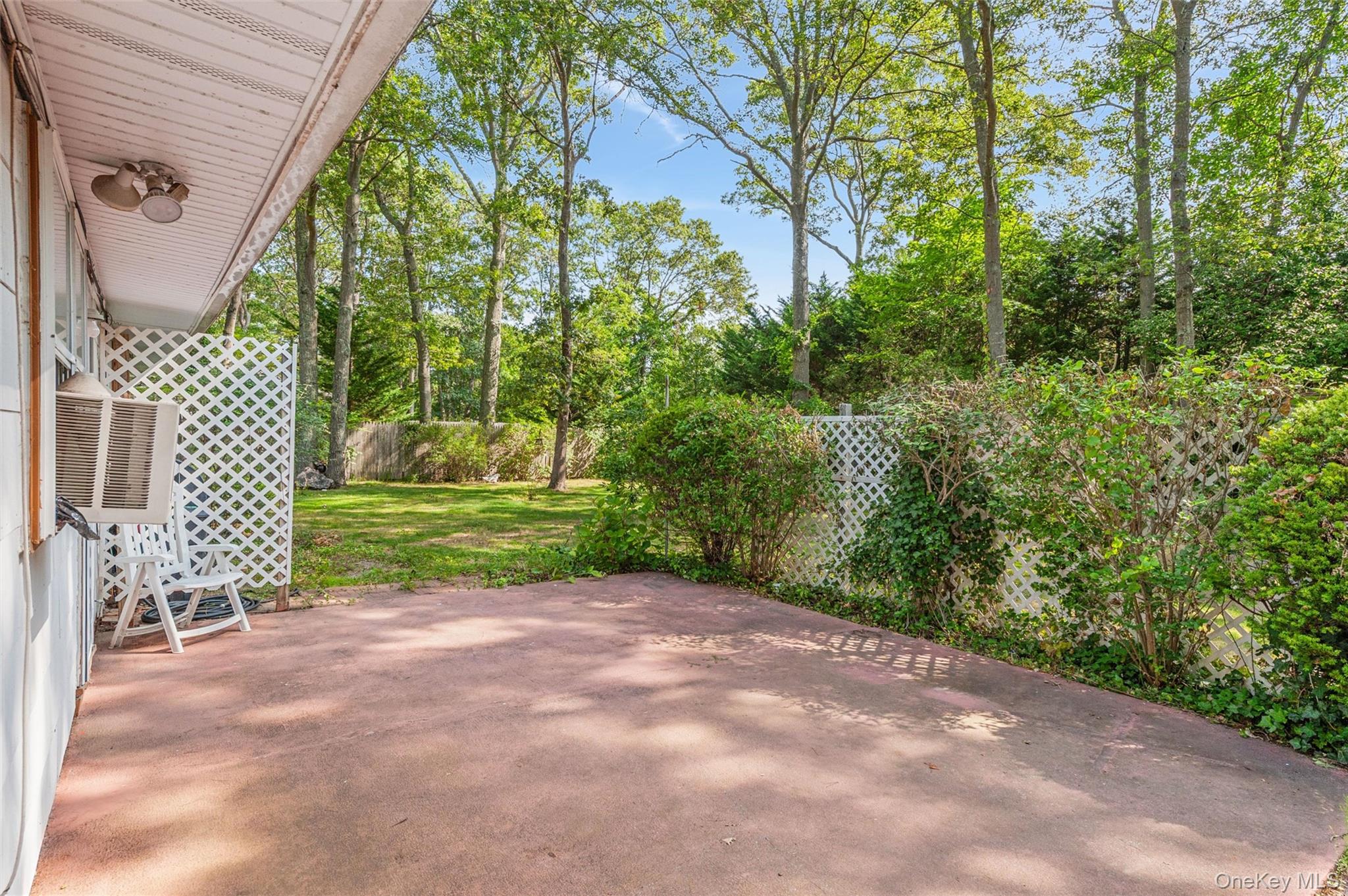 225 Chichester Ave, Center Moriches, NY 11934