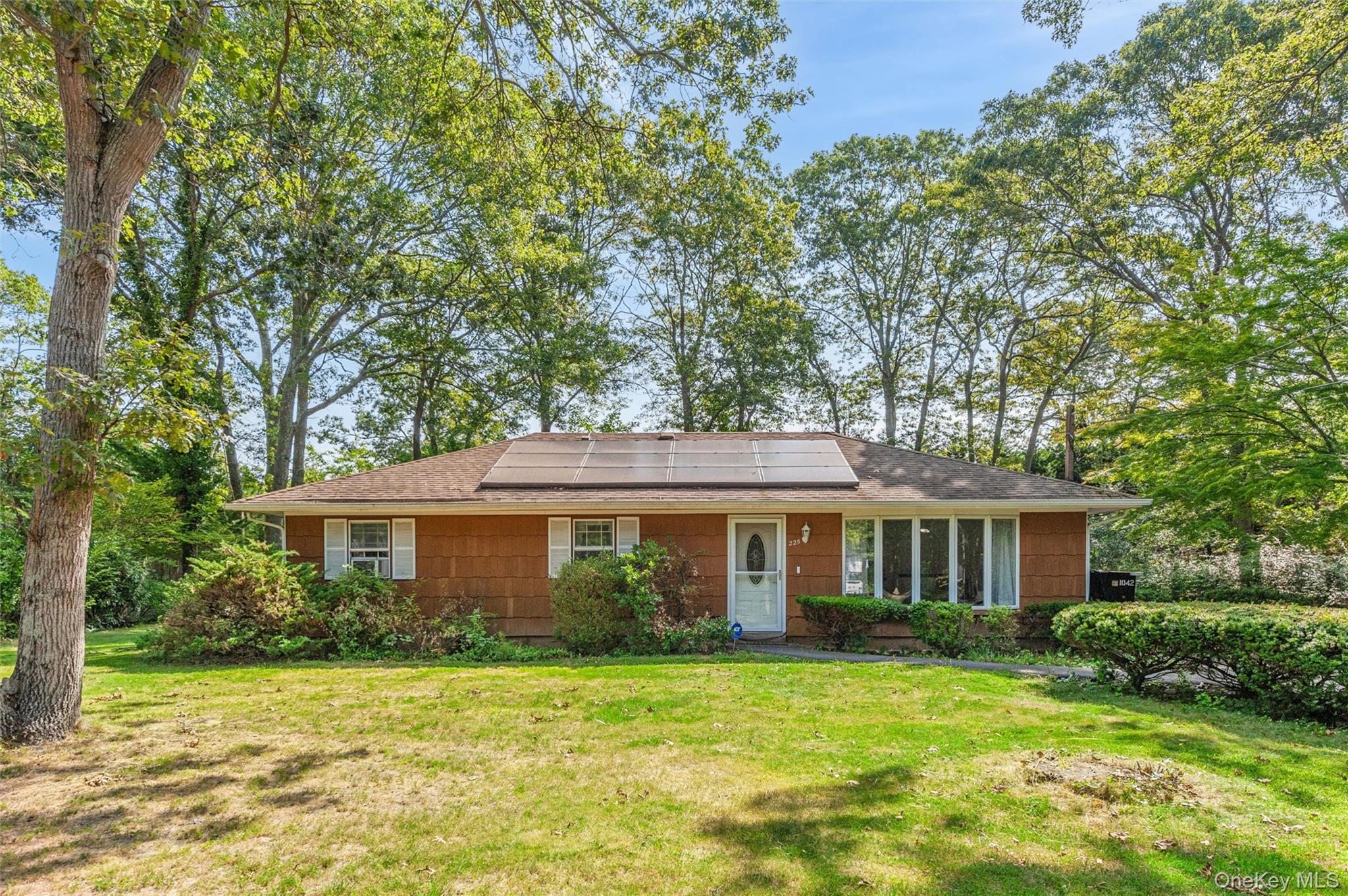 225 Chichestaer Ave, Center Moriches, NY 11934