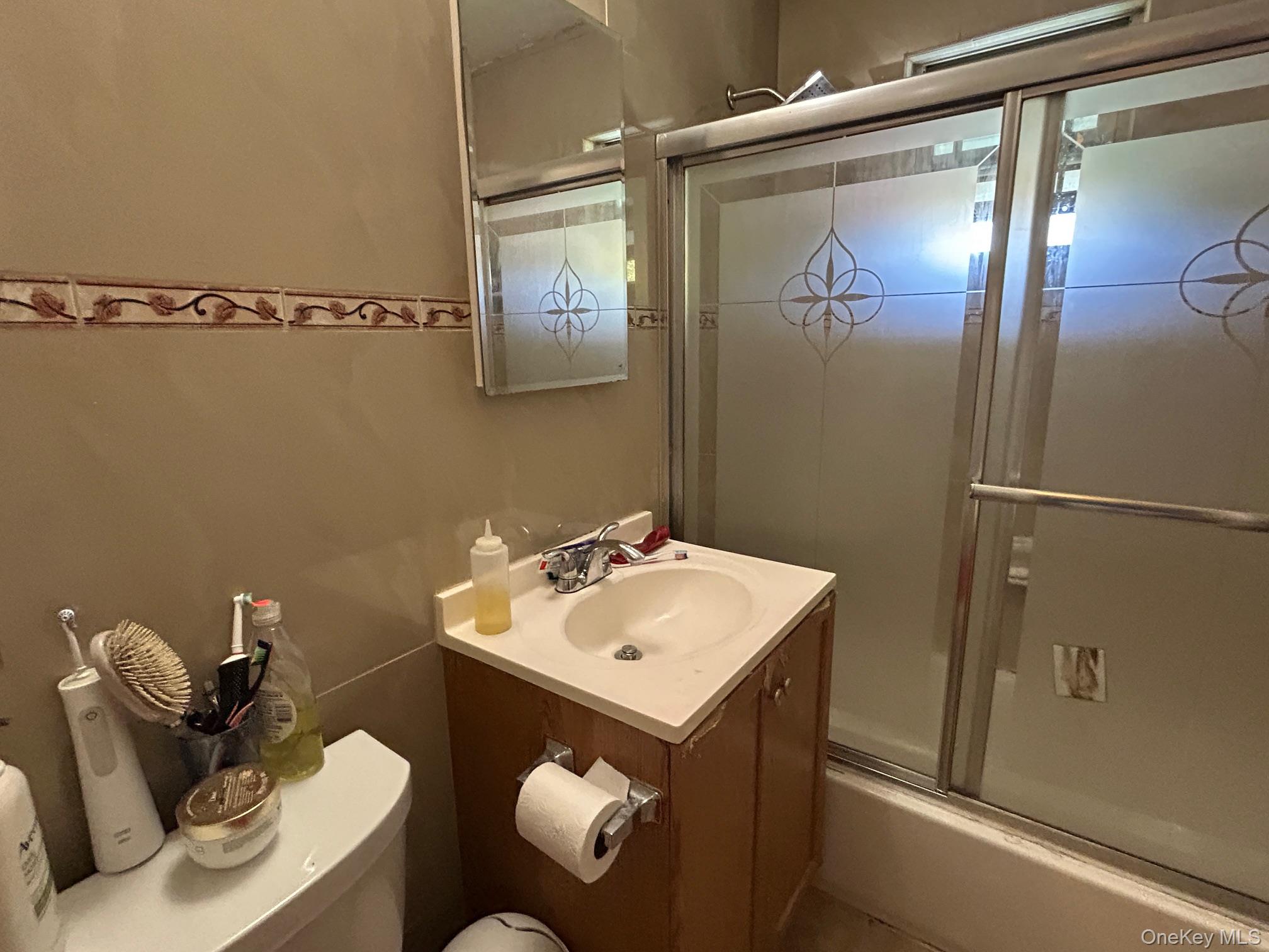 863 E 221st Street, Bronx, NY 10467