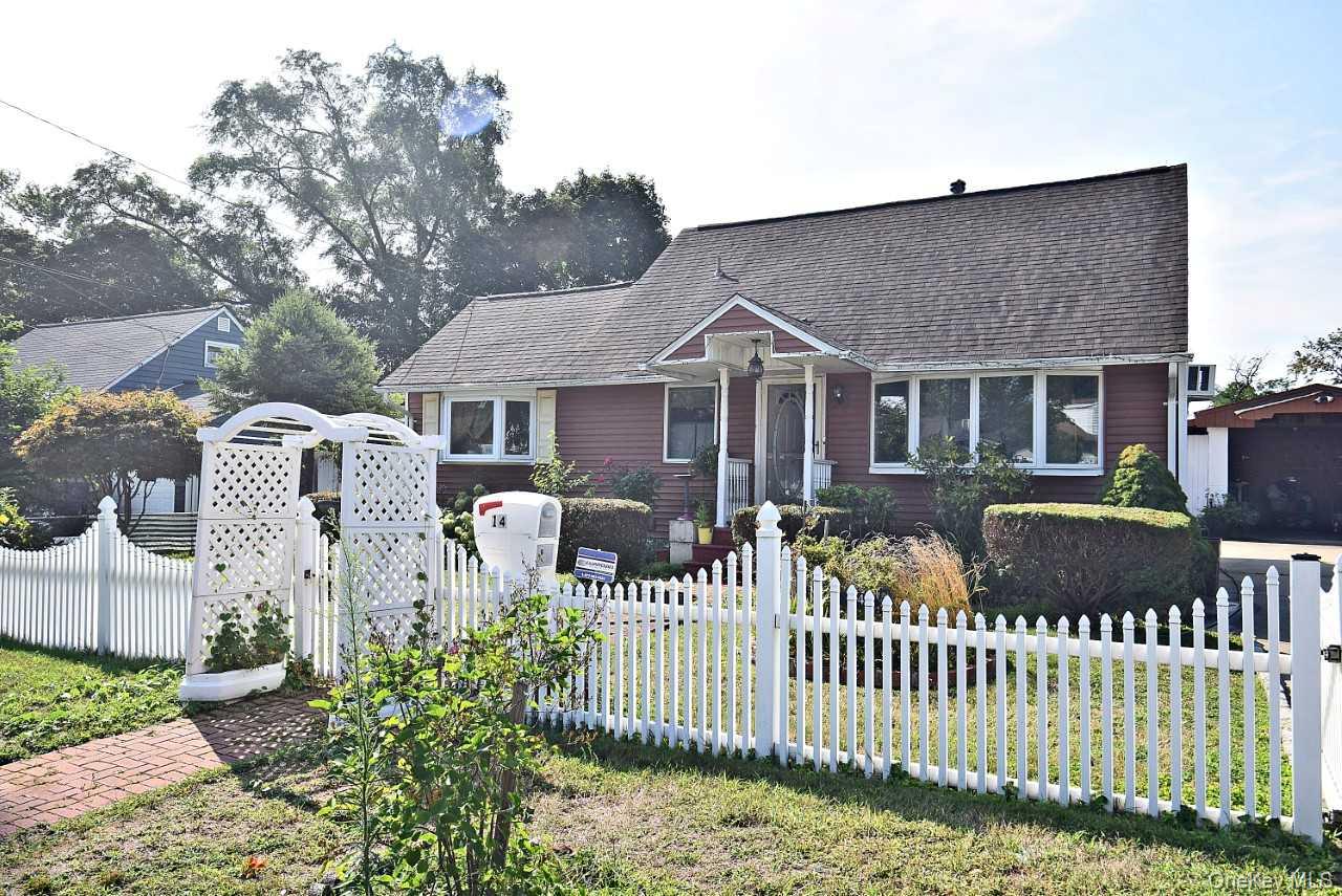 14 E Walnut Street, Central Islip, NY 11722