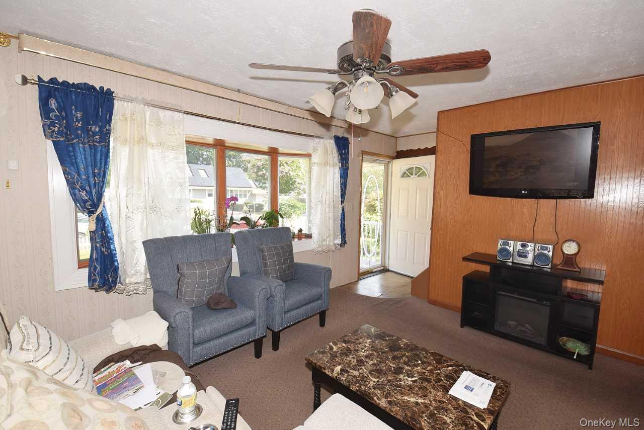 14 E Walnut Street, Central Islip, NY 11722