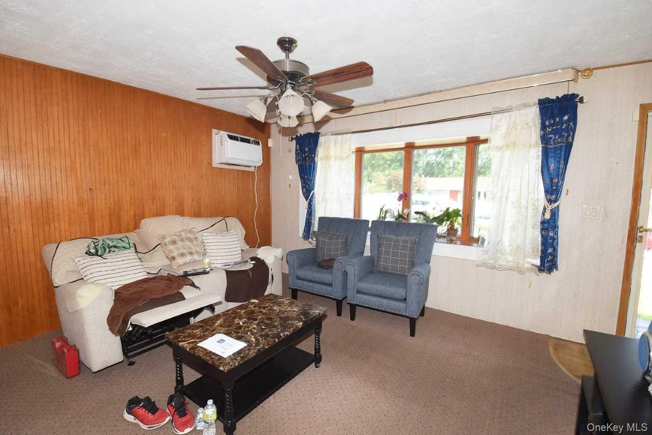 14 E Walnut Street, Central Islip, NY 11722