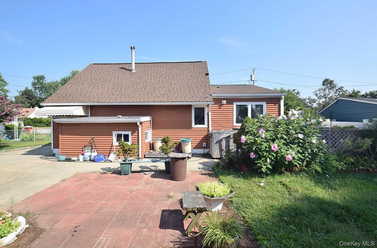 14 E Walnut Street, Central Islip, NY 11722