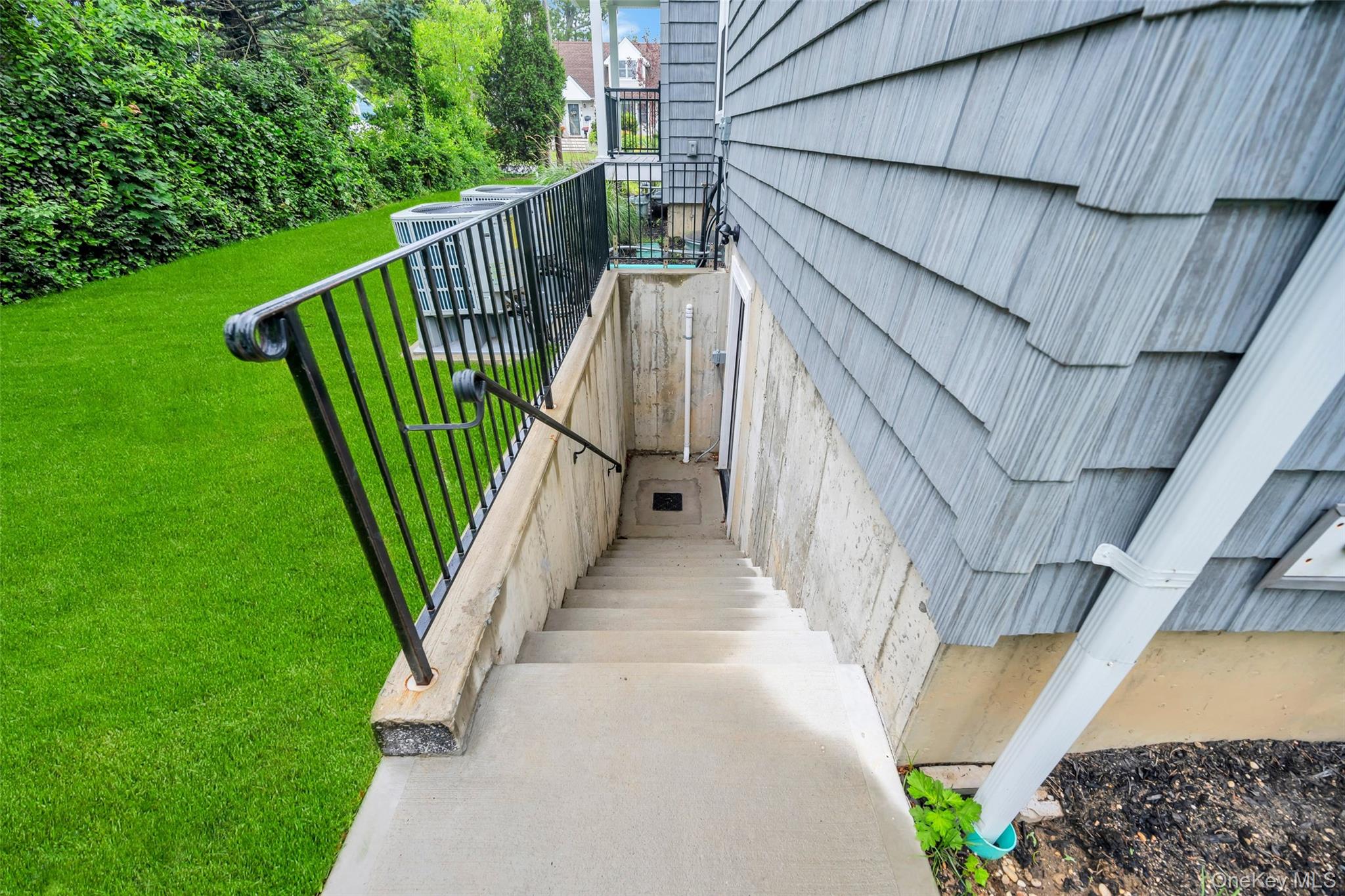 100 Root Avenue, Islip, NY 11751